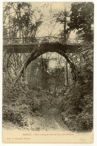 Dangu. Pont rustique dans le Parc du Château.