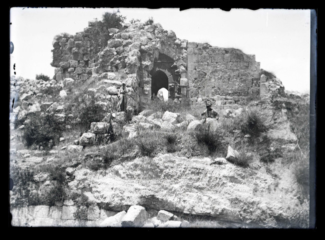 Ruines d'un édifice en pierre dans la campagne.