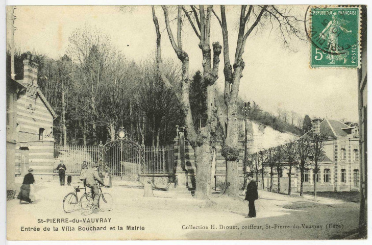 Saint-Pierre-du-Vauvray. Entrée de la Villa Bouchard et la Mairie.