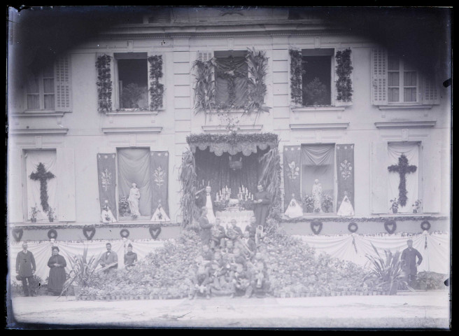 Perron du château d'Orgeville (Eure) aménagé en autel.