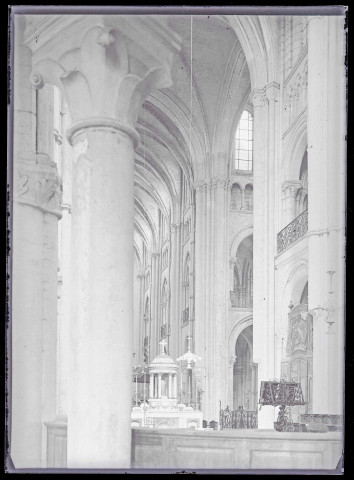 Croisée du transept et élévation de la nef de la cathédrale de Noyon (Oise)