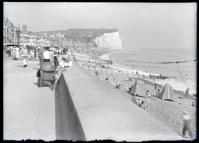 Digue-promenade et plage animée de Fécamp (Seine-Maritime).