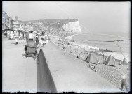 Digue-promenade et plage animée de Fécamp (Seine-Maritime).