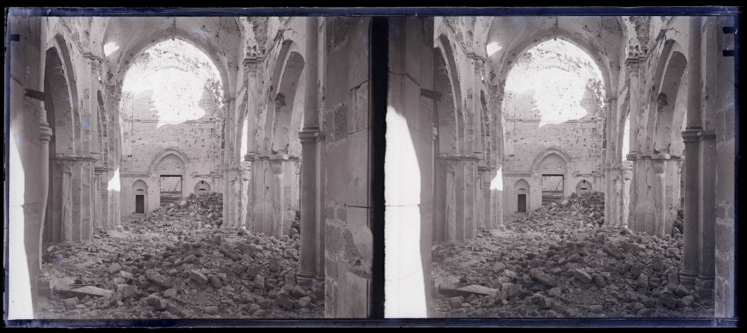 Intérieur en ruines d'un édifice religieux.