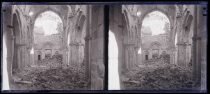 Intérieur en ruines d'un édifice religieux.