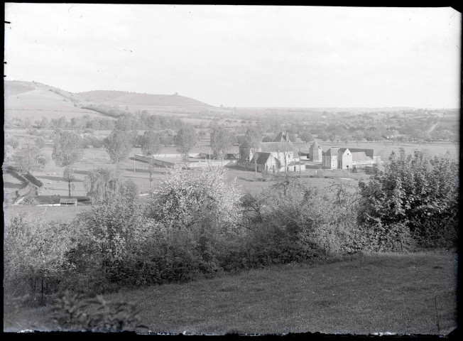 Ferme manoir et pigeonnier de la campagne normande.