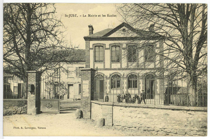 Saint-Just. La Mairie et les Ecoles.