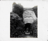 Porte d'enceinte fortifiée avec sculpture en pierre taillée remémorant le combat d'Arques du château d'Arques-la-Bataille (Seine-Maritime).