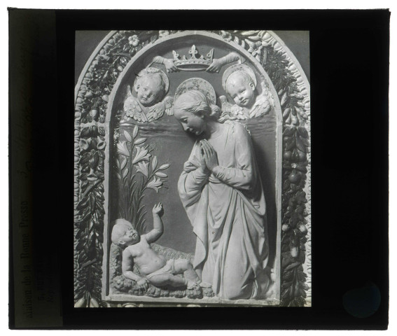 Palais Bargello de Florence (Italie), bas-relief d'Andrea della Robbia représentant la Vierge adorant l'enfant.