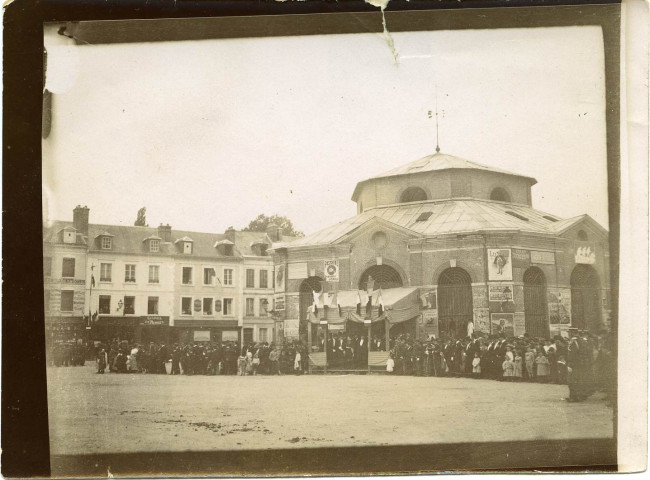 Andelys (Les). [Cérémonie devant les Halles].