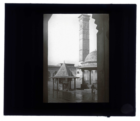Cour intérieure, fontaine aux ablutions et minaret d'une mosquée.