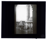 Cour intérieure, fontaine aux ablutions et minaret d'une mosquée.