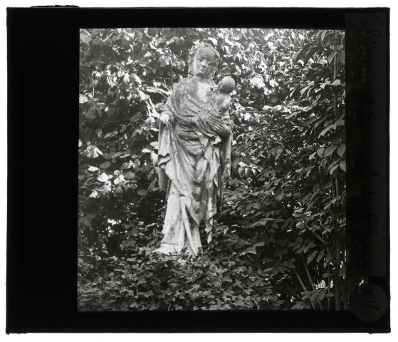 Jardin du presbytère de Lieurey (Eure), statue de Vierge à l'enfant.