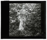Jardin du presbytère de Lieurey (Eure), statue de Vierge à l'enfant.