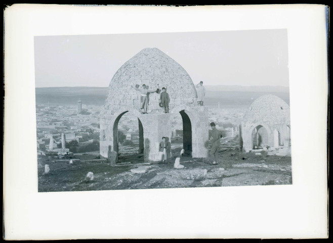 Ville vue des mausolées du cimetière turc à Ourfa (Turquie) (notice PA).