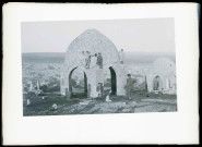 Ville vue des mausolées du cimetière turc à Ourfa (Turquie) (notice PA).