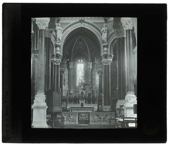 Église Saint-Jean-Marie Vianney à Ars-sur-Formans (Ain), intérieur.