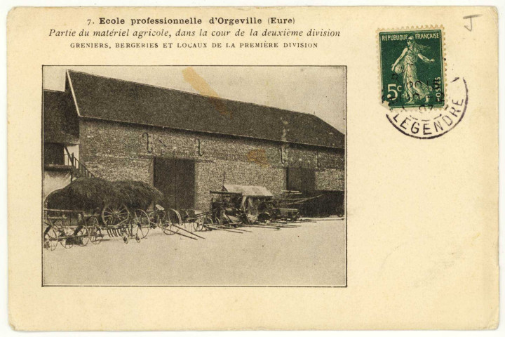 Caillouet-Orgeville. Ecole professionnelle d'Orgeville-Partie du matériel agricole, dans la cour de la deuxième division-Greniers, bergeries et locaux de la première division.