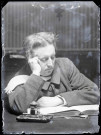 Portrait de l'abbé Bretocq lisant un livre.