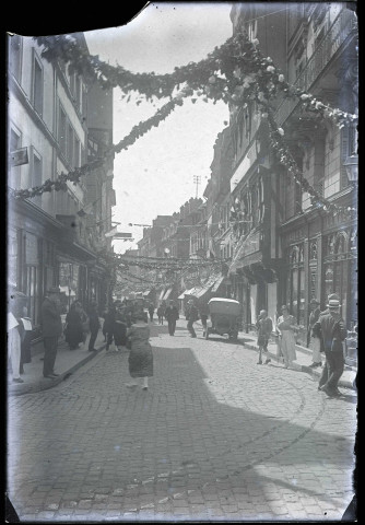 Rue animée et décorée pour la procession en l'honneur de la béatification de Sainte-Thérèse de Lisieux à Lisieux (Calvados).