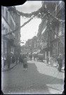 Rue animée et décorée pour la procession en l'honneur de la béatification de Sainte-Thérèse de Lisieux à Lisieux (Calvados).