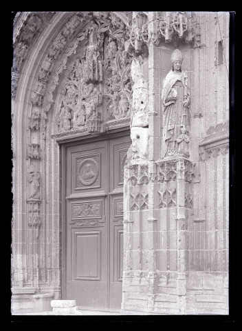 Portail central et tympan de l'église de Saint-Riquier (Somme).