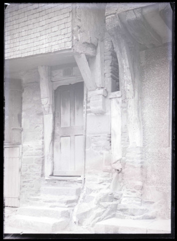 Détails de corniches de maisons à pans de bois de Fougères (Ille-et-Vilaine).