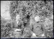 L'abbé Bretocq posant aux côtés d'un jeune homme.