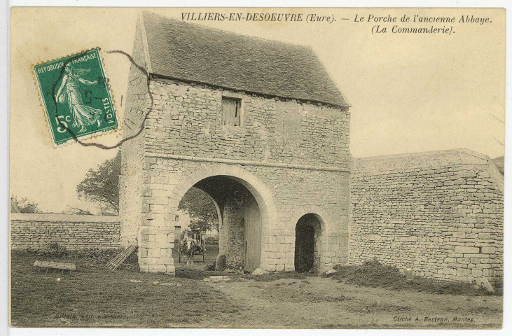 Villiers-en-Désoeuvre. Le Porche de l'ancienne Abbaye (La Commanderie).