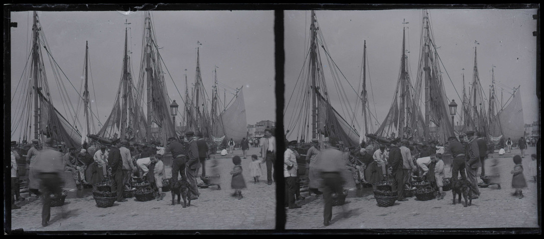 Bateaux, pêcheurs et chalands sur le quai du port de Trouville-sur-Mer (Calvados).