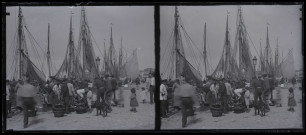 Bateaux, pêcheurs et chalands sur le quai du port de Trouville-sur-Mer (Calvados).