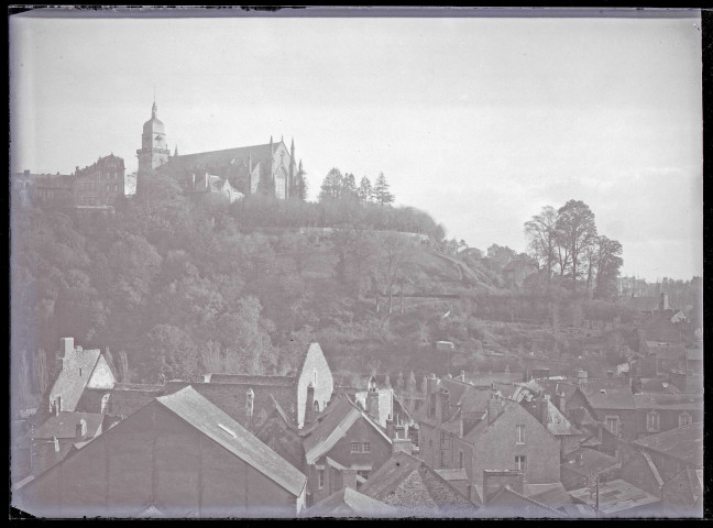 Vue de la ville de Fougères (Ille-et-Vilaine), avec au loin l'église Saint-Léonard