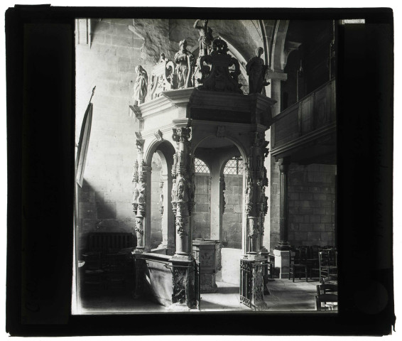 Église de Magny-en-Vexin (Val-d'Oise), fonts baptismaux.