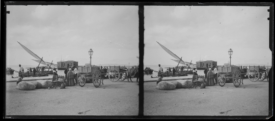 Pêcheurs et chalands sur le quai d'un port italien.