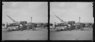 Pêcheurs et chalands sur le quai d'un port italien.