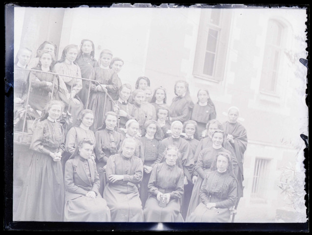 Groupe de femmes sur le perron du château d'Orgeville (Eure) côté parc.