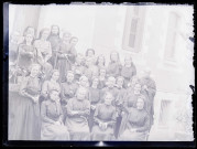Groupe de femmes sur le perron du château d'Orgeville (Eure) côté parc.