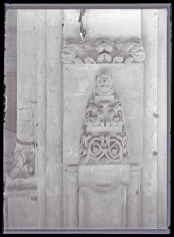 Cul de voûte à tête humaine de la cathédrale de Chartres (Eure-et-Loir).