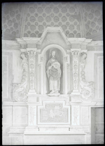 Autel et statue de Saint-Jean Baptiste dans la chapelle de Fresnelle à Boisemont (Eure, France)