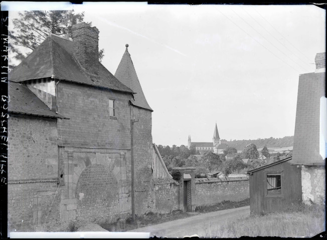 Vue éloignée sur l'ensemble de l'abbaye de Saint-Martin-de-Boscherville (Seine-Maritime).