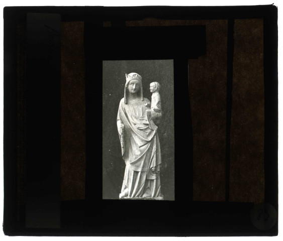 Église de Bournainville-Faverolles (Eure), statue en pierre de Vierge à l'enfant.