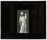 Église de Bournainville-Faverolles (Eure), statue en pierre de Vierge à l'enfant.