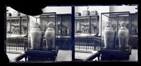 Salle et collections d'un musée égyptien.