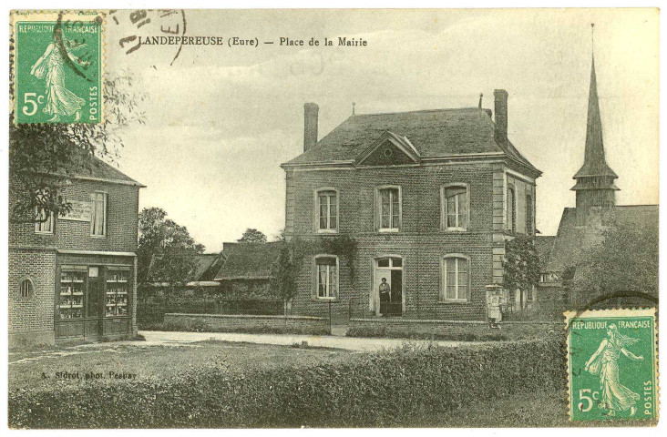 Landepéreuse. Place de la Mairie.