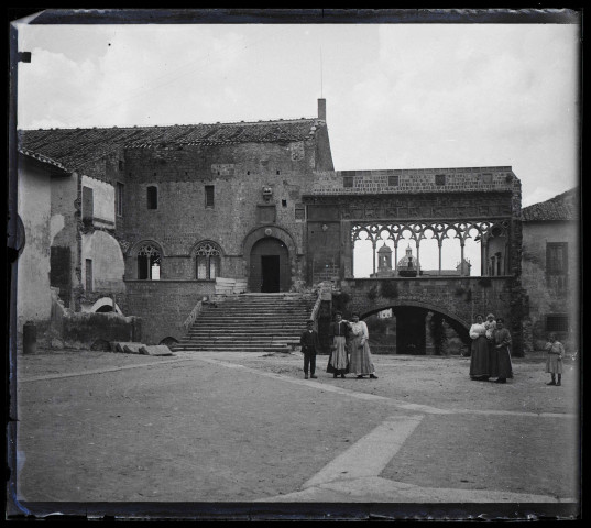 Groupe de personnes sur une place en Sicile.