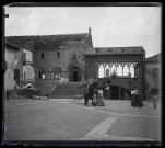 Groupe de personnes sur une place en Sicile.