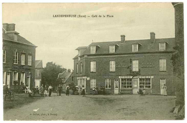 Landepéreuse. Café de la Place.