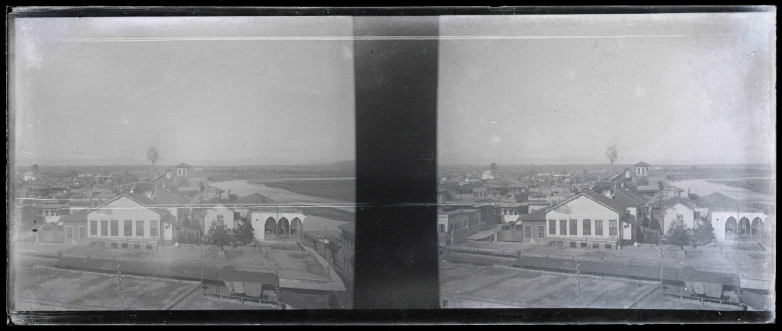 Vue générale de la ville d'Adana (Turquie) au bord du Seyhan (notice PA).