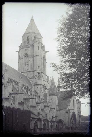 Église et tour clocher.