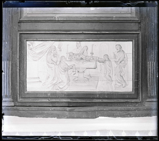 Bas-relief en bois peint du rétable de Jesus, représentant la Circoncision dans l'église Saint-Pierre-aux-Liens, de la Neuve-Grange (Eure).
